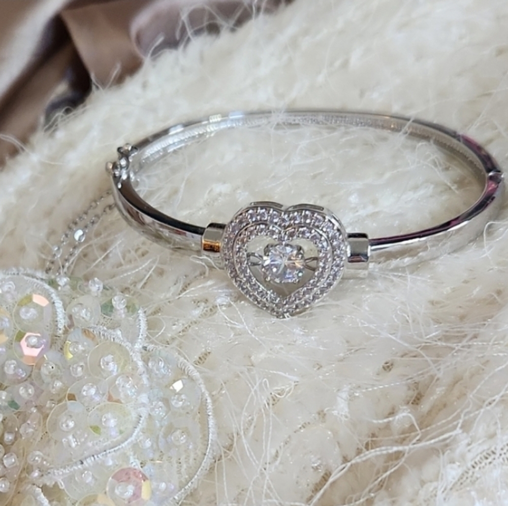 FAC Rhodium plated clasp Bracelet handplaced Swarovski Crystal's & cubic2.75"…